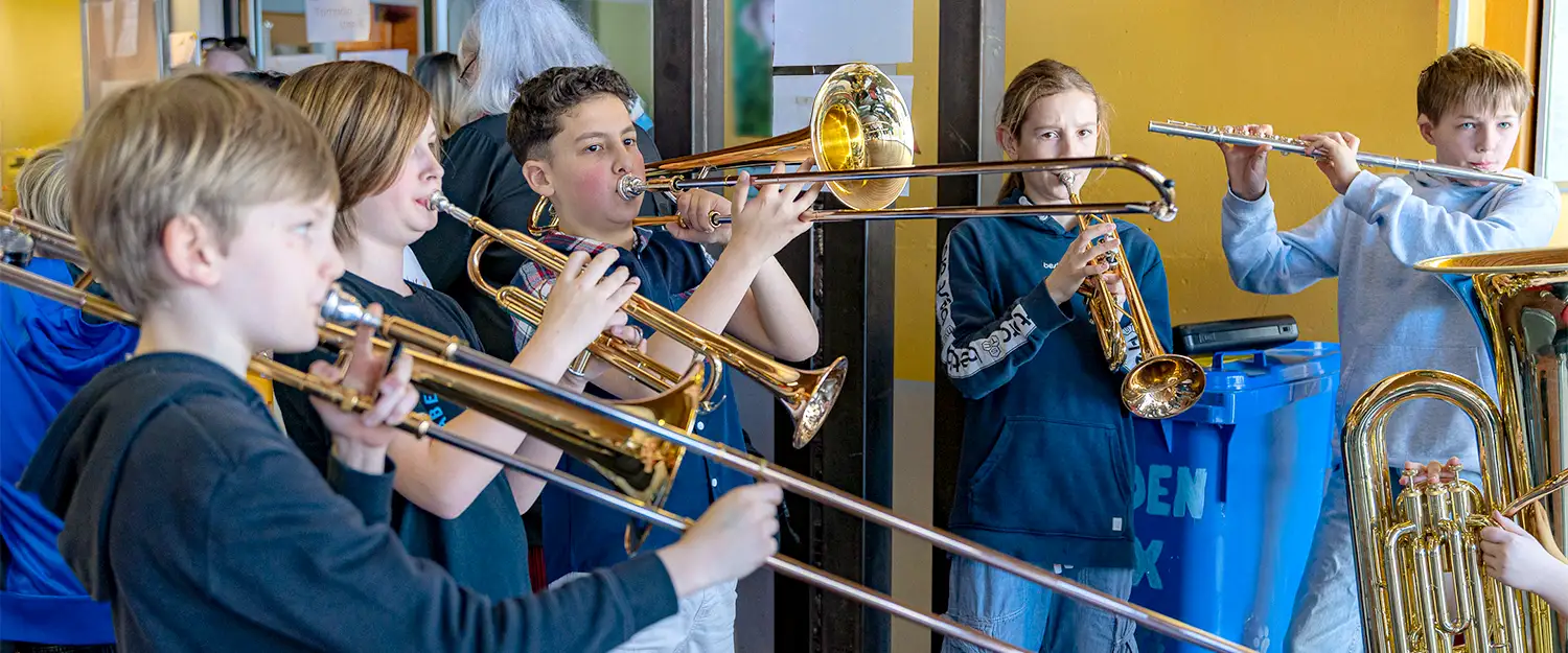 Schüler mit Blasinstrumenten