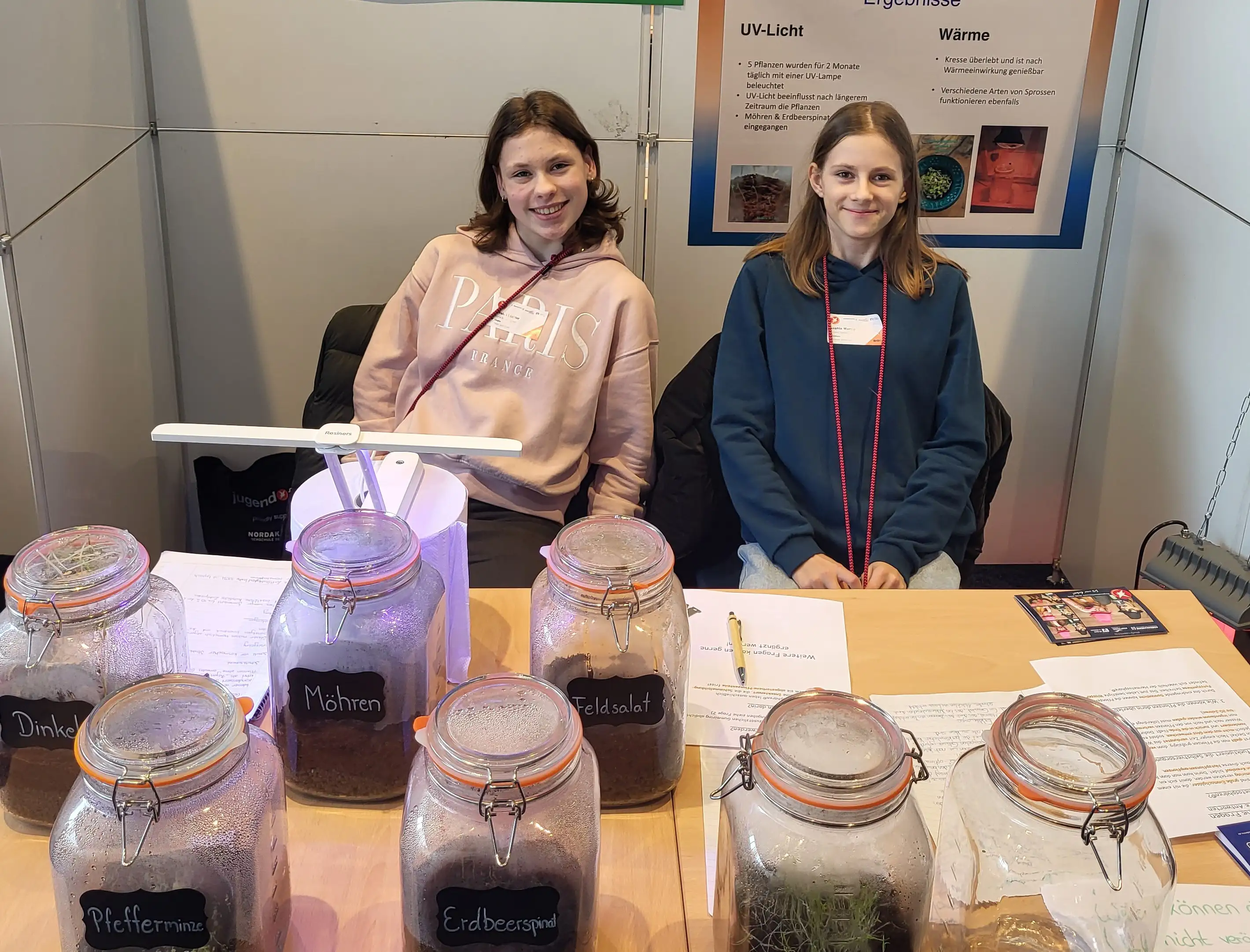 Katalea und Sophia präsentieren ihre Projektergebnisse