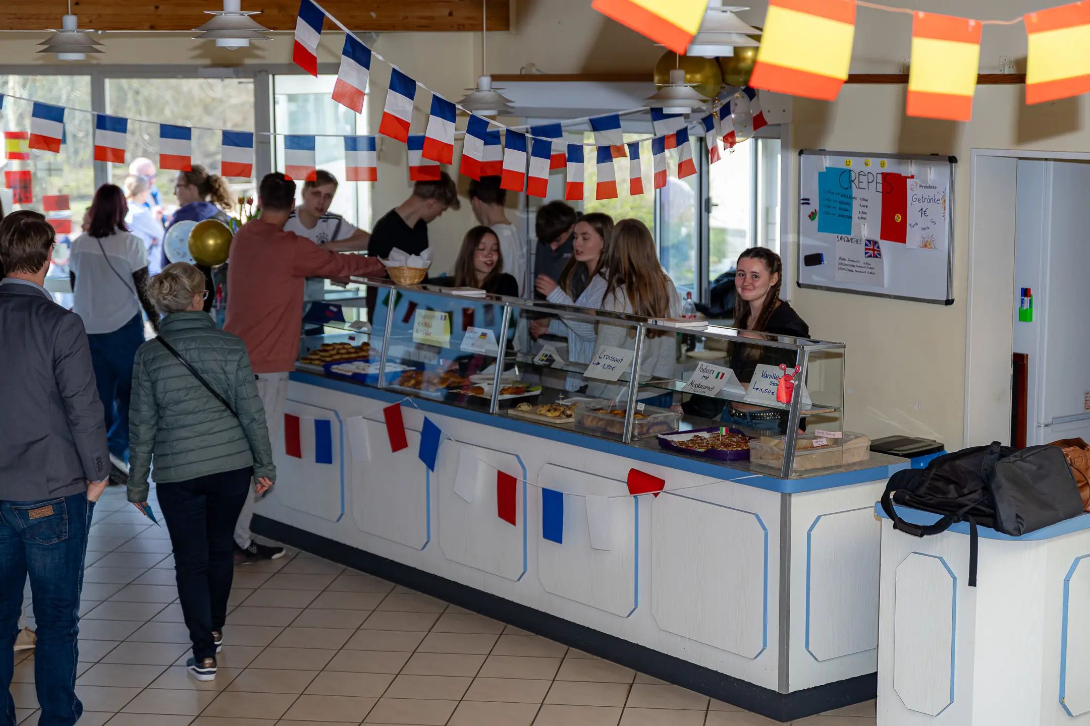 In der Cafeteria werden internationale Speisen verkauft