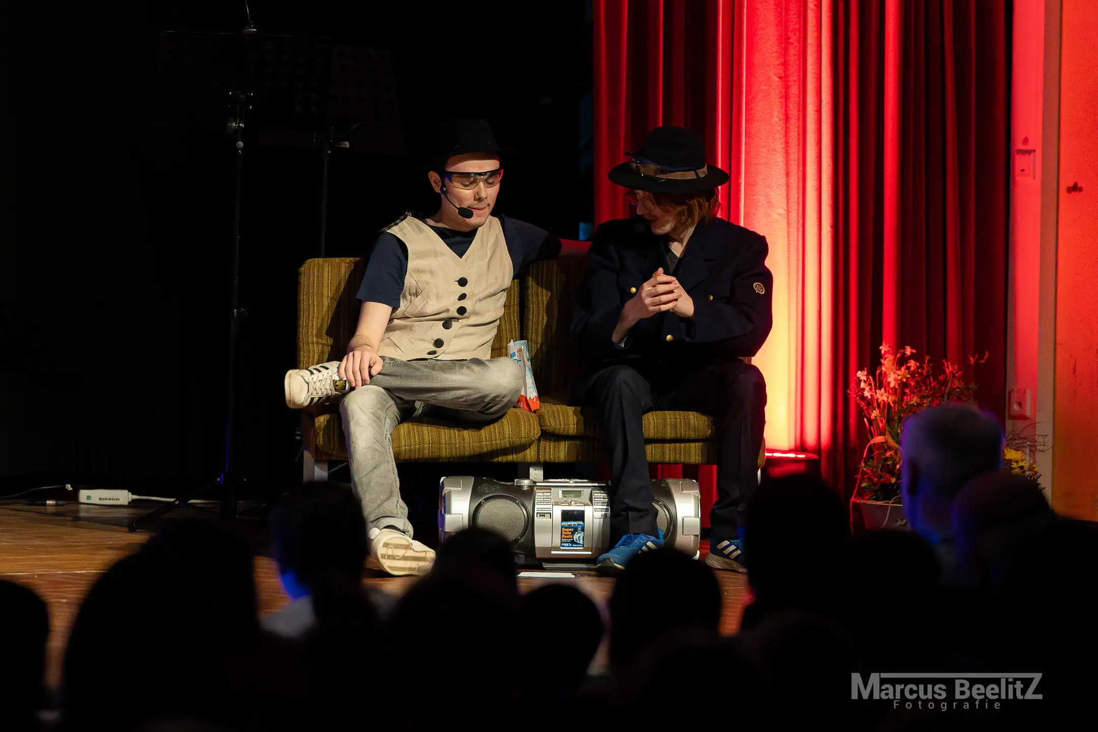 Das Moderatorenteam führt durch den Abend
