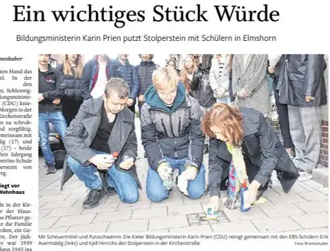 Schuelerinnen und Schueler des Geschichtsprofils putzen einen Stolperstein in Elmshorn mit Bildungsministerin Prien